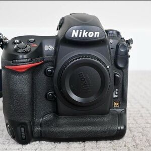 Nikon D3S Digital Camera (Body only, no lens)